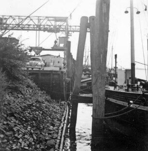Bau einer Spundwand im Hafen Schulau/Wedel an der Elbe