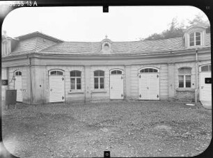 Oppurg, Schloßstraße 2. Schloß (1705-1708, Umgestaltung 1746-1747, Restaurierung seit 1984). Wirtschaftsgebäude. Hofansicht