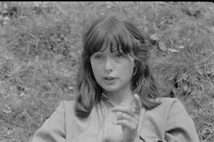 Čičmany. Akt-Pleinair 1980. Die Fotografin Eva Mahn während einer Besprechung
