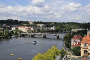 Blick über die Moldau : Blick vom Altstädter Brückenturm auf die Moldau, zur Kleinseite und auf die Manesuv-Brücke. Aufgenommen in Prag am 30. Juli 2009