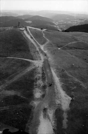 Blick vom Fernsehturm auf dem Feldberg zum Bismarckturm