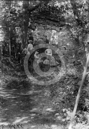 Klosterruine mit Personengruppe in Karmelhof