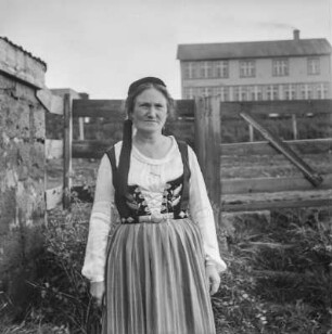 Frau in Alltagstracht : Porträt einer alten Frau in Alltagstracht