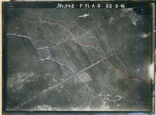 Foto der eigenen und feindlichen vermutlich vorderen Linie südlich von Bouchavesnes(-Bergen) (Luftbild)