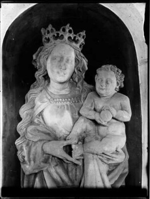 Schuttern Katholische Pfarrkirche Maria Himmelfahrt Pfarrhaus Außenfigur - Madonnastatue mit Kind