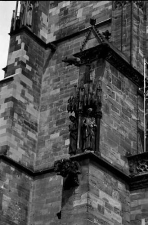 Freiburg: Figuren am Südweststrebepfeiler