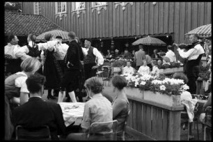 Oslo: Volkstanz im Garten des Folkemuseum Restaurants