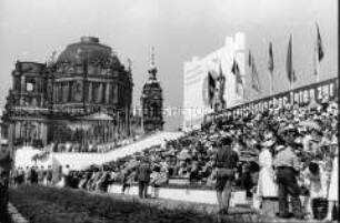 Tribüne auf dem Marx-Engels-Platz am 1. Mai 1961