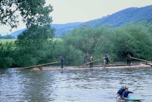 großes Floß und Paddelboot auf der Saale