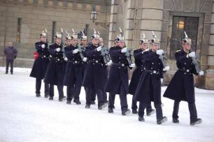 Stockholm - Wachaufzug am Schloss : Dragoner der Königlichen Leibgarde marschieren zur Wachablösung vor dem Schloss auf, aufgenommen in Stockholm 2006
