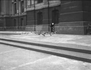 Am Rathaus in Philadelphia : Frau mit Kind, Tauben fütternd, am Rathaus von Philadelphia