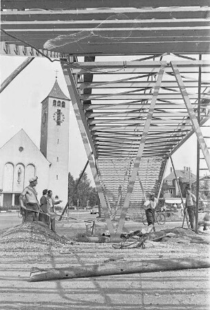 Aufstellung der provisorischen Ausstellungsbrücke (für die Ausstellung "Oberrheinische Hotel- und Gaststätten-Fachausstellung") am Albtalbahnhof Rüppurr.