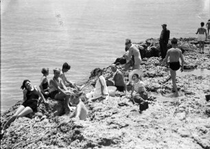 Tarragona [Spanien]: Gruppe auf Felsen, quer