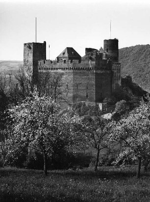 Oberwesel. Schönburg (Ersterwähnung 1149, Ausbau 1301/1400, Zerstörung 1689, Wiederaufbau 1801/1900 und 1901/2000). Der Hohe Mantel