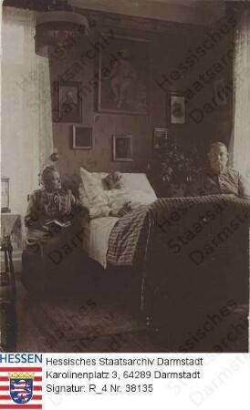 Tiedemann, Friedrich v. (1838-1922) / Porträt, in Zimmer in Bett liegend, links neben dem Bett sitzend: Schwester Magda v. Tiedemann (1849-1931), links neben Bett sitzend: Bruder Gerhard v. Tiedemann (1847-1936) in Uniform