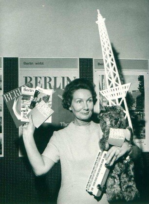 Verkehrsamt Berlin, Frau mit Prospekten und Teddy