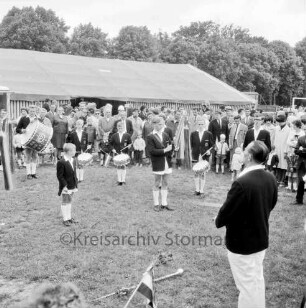 Kindervogelschießen: Exer: Spielmannszug der "Kieler Sprotten" gibt Platzkonzert: vorne Dirigent, am Boden Tambourstab: Zuschauer: hinten Festzelt, 27. Juni 1966