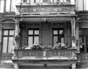 Görlitz-Altstadt, Augustastraße 30. Wohnhaus (1891). Balkon (2. Obergeschoß)