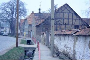 Straße, Wassergraben und Fußweg, einzelne Brücken; Gebäude