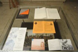 Ausstellungsvitrine mit Exponaten zur Rezeption