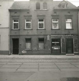 Cottbus, Friedrich-Ebert-Straße 13. Wohnhaus mit Laden (2.H.19.Jh.). Straßenfront