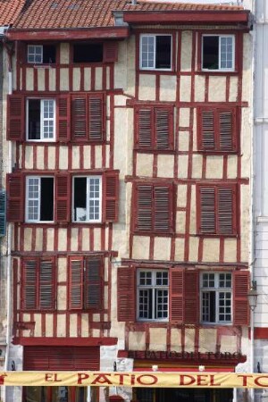 Frankreich. Aquitaine. Pyrenees Atlantique. Bayonne. Alte Häuser am Kai