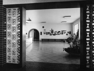 Im Treppenhaus eines modernen öffentlichen Gebäudes
