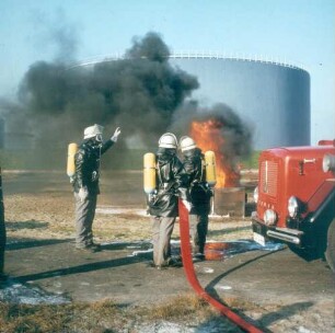 Lübeck. Drägerwerk AG & Co. KGaA. Feuerwehrleute im Einsatz mit Dräger- Preßluftatmern ausgerüstet