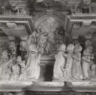 Epitaph der Familie Schönbeck: Statuetten der Familienmitglieder vor einem Relief mit der Taufe Christi