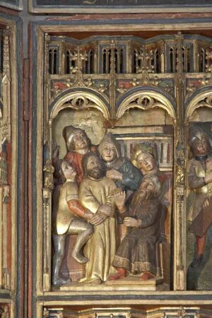 Hauptaltar, sog. Erzväteraltar — Szenen aus der Passion Christi und dem Marienleben — Altarschrein mit zentraler Kreuzigungsszene und Stifterfamilie, in den flankierenden Feldern Darstellungen aus der Passion Christi und dem Marienleben — Der Prozess gegen Christus