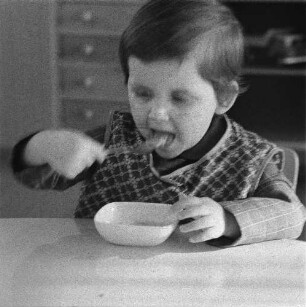 Dresden-Johannstadt, Elisenstraße. Kindergarten. Junge beim Mittagessen