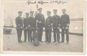 Marineoffiziere an Deck eines Schiffes