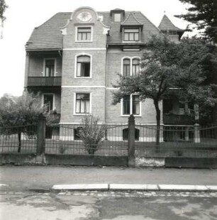 Dresden-Trachau, Dorothea-Erxleben-Straße 7. Villa (um 1910). Straßenfront mit Einfriedung