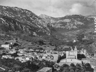 Valldemossa mit Cartuja : Blick über die Kleinstadt Valldemossa mit dem Kloster des Kartäuserordens