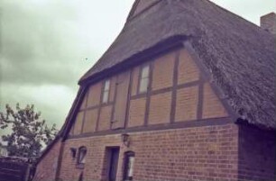Wiesenstraße 37: Reetdachhaus mit Umbauten: Giebelseite ehemaliger Wirtschaftstrakt: Teilansicht: Seitentür, an Giebel Fachwerk, Luke