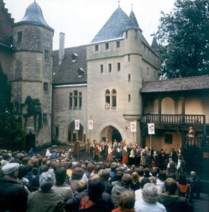 Jagsthausen. Sommerfestspiele im Hof der Götzenburg