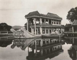 Peking, China. Marmorschiff auf dem Kunming-See am Neuen Sommerpalast (seit 1998 UNESCO-Weltkulturerbe)
