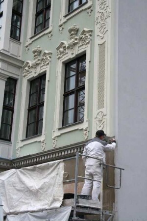 Dresden-Altstadt, Rampische Straße 4. Wohn- und Geschäftshaus während des Wiederaufbaus. Maurer auf Gerüst beim Verfugen