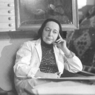 Professor Lea Grundig (1906-1977) mit einer Schülerin in ihrem Atelier