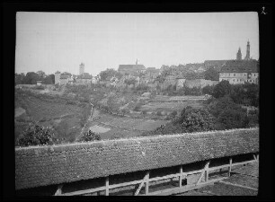 Rothenburg ob der Tauber (Lkr. Ansbach): Stadtpanorama über einen überdachten Wehrgang hinweg