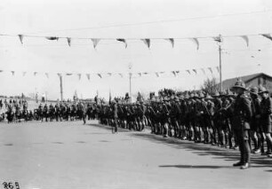 Militärparade : Militärparade bei Einzug des Gouverneurs