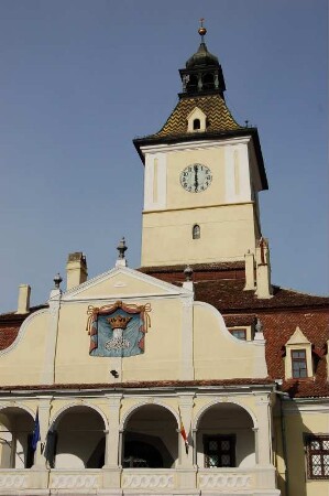 Gotisches Rathaus mit Turm und Stadtwappen am Giebel, Brasov (Kronstadt) in Siebenbürgen