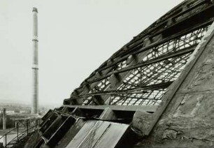 Dresden-Reick, Gasbehälter III, Außenansicht der Dachkonstruktion gegen Schornstein des Spitzenheizkraftwerkes Reick, Stahlbinder, gestufte Holzbalken, dreifache Pfetten, Schalung, Dachpappe, Dachfenster und äußerer Umgang