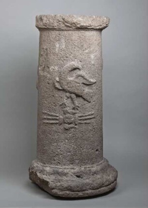 Rundbasis oder Altar mit Symbolen und Trabanten verschiedener Gottheiten - der Adler steht für Zeus, das Kerykeion für Hermes und die Schlange für Asklepios