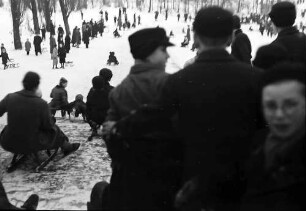 Berlin; Wilmersdorf: Schnee in Berlin; Rodelbetrieb im Stadtpark