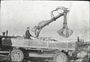 Atlas- Schwenklader der Fa. Weyhausen, montiert auf den KS 07/62