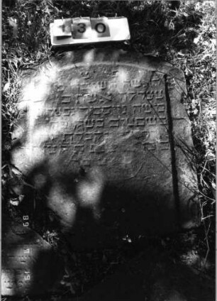 Grabstein 130 (Index: 99796435) Material: Sandstein Zustand: verwittert mit Textverlust Maße HxBxT: 0x0x0 cm Beschreibung: Stele, Segmentbogenabschluß, Schriftfeld eingetieft: Grabstein 130