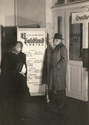Dresden-Löbtau. Poliklinik. Eingang mit Informationstafel