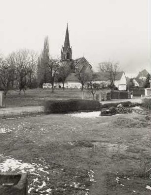Blick vom Auenweg über Fürstenhainer Straße zur Friedenskirche in Altkötzschenbroda