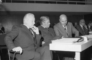 Freiburg: Kongresshalle [am Karlsplatz], Landesbischof Claß, Stuttgart; Bundeskanzler Helmut Schmidt; stellvertretend Vorsitzender Hild, Rat der Evangelischen Kirche, Dortmund; ganz rechts, Immer